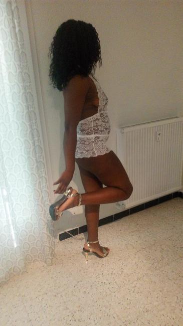 Jolie africaine caline sur Nimes
