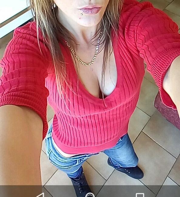 Brune aux yeux vert gourmande sur Montpellier